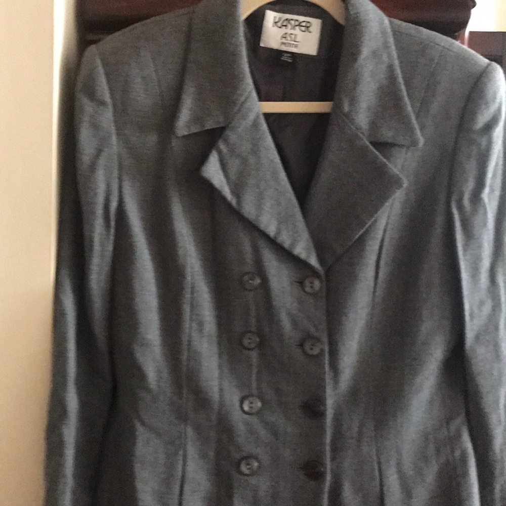 Jacket. Front slit pockets.